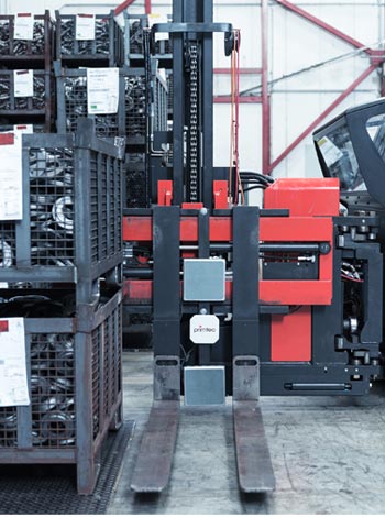 Stapler mit RFID Antennen im Hochregallager