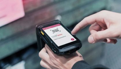 Barcode Scanner bei der Erfassung der gekennzeichneten Waren mit der primtec Applikation.