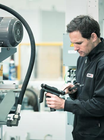 Barcode Scanner bei der Erfassung der gekennzeichneten Waren mit der primtec Applikation.
