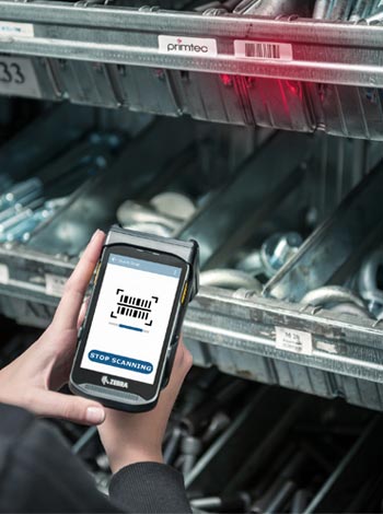 Barcode Scanner bei der Erfassung der gekennzeichneten Waren mit der primtec Applikation.