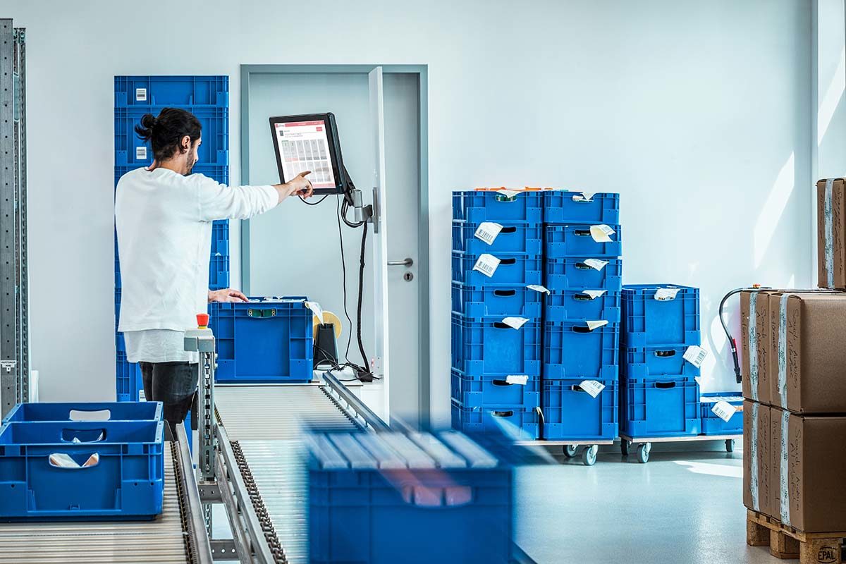 RFID Arbeitstisch zum Kommissionieren und Verpacken von Waren