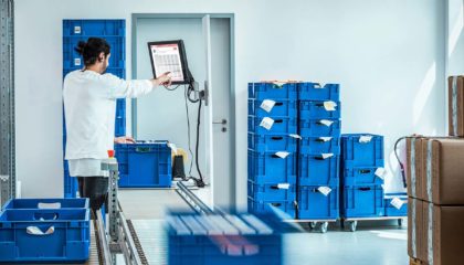 RFID Arbeitstisch zum Kommissionieren und Verpacken von Waren
